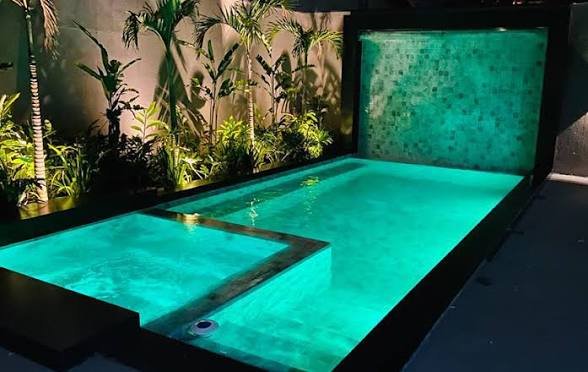 Limpeza de piscina e tratamentos químicos